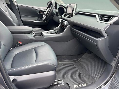 Used 2020 Toyota RAV4 XLE Premium image 15