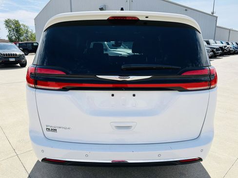 Used 2025 Chrysler Pacifica Select FWD image 37