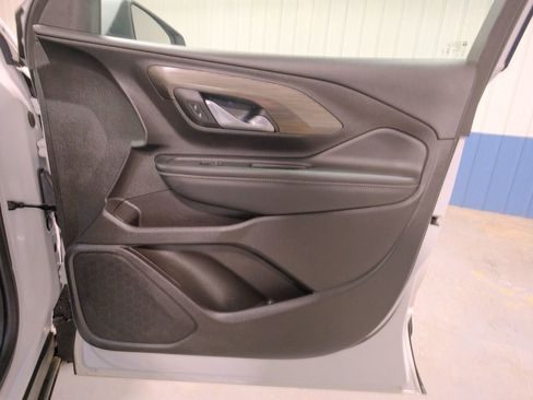 Used 2024 GMC Terrain SLT image 16