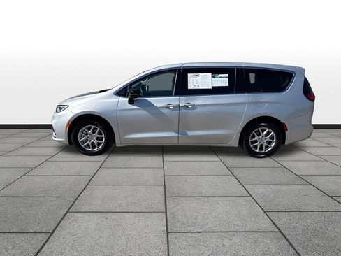 Used 2024 Chrysler Pacifica Touring-L FWD image 2