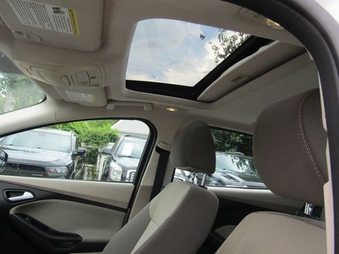 Used 2013 Ford Focus SE w/ SE Winter Pkg FWD image 22