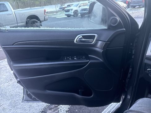 Used 2018 Jeep Grand Cherokee Altitude image 15