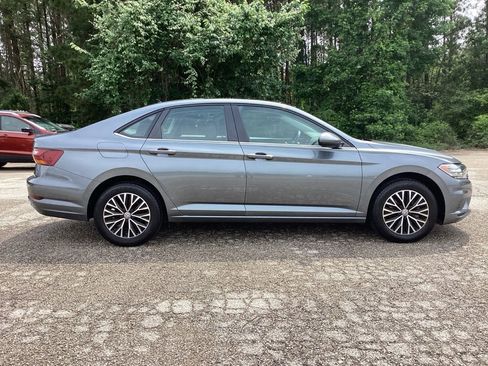 Used 2019 Volkswagen Jetta SE w/ Cold Weather Package FWD image 4