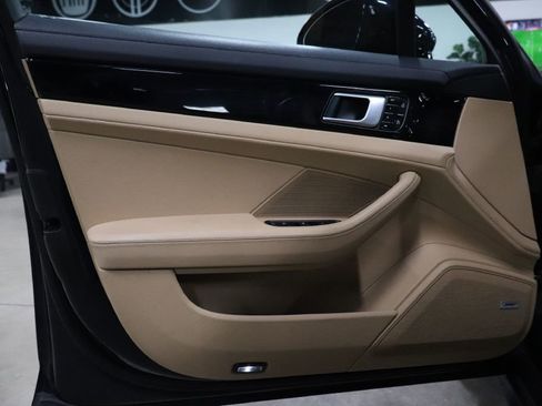 Used 2020 Porsche Panamera image 9