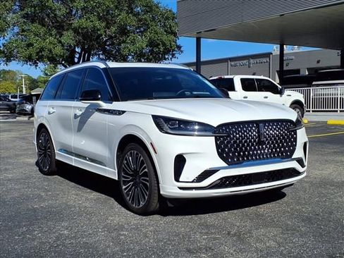 New 2025 Lincoln Aviator Black Label AWD/4WD image 3