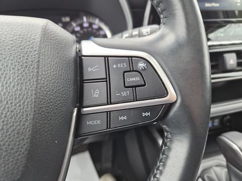 Used 2022 Toyota Highlander XLE AWD/4WD image 19
