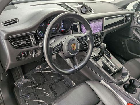 Certified 2022 Porsche Macan AWD/4WD image 4