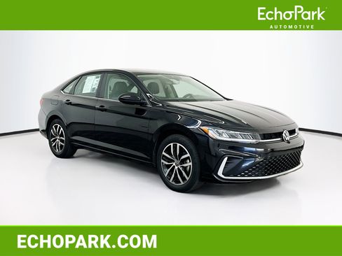 Used 2025 Volkswagen Jetta SE FWD image 1