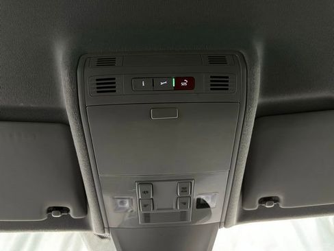 Used 2022 Volkswagen Tiguan SE image 23