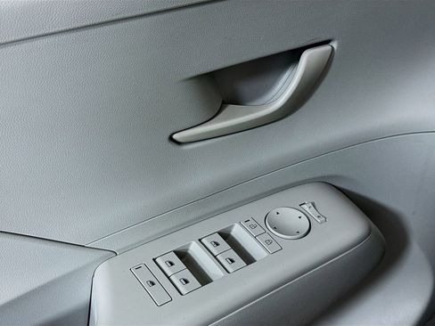 Used 2025 Hyundai Kona SEL image 18