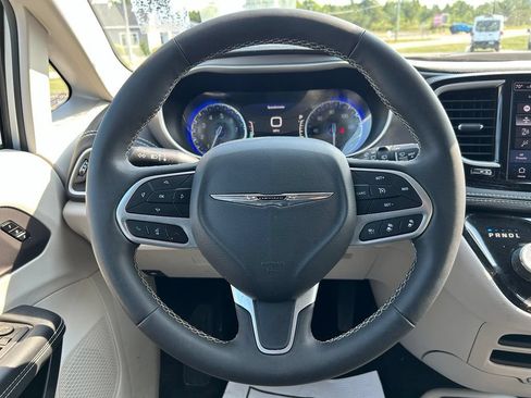 Used 2023 Chrysler Pacifica Touring-L AWD/4WD image 11
