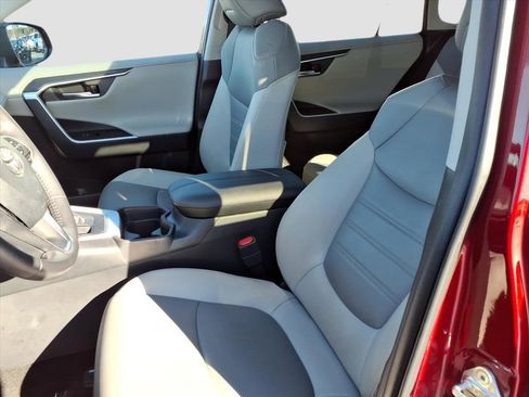 Used 2019 Toyota RAV4 Limited image 18