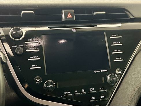 Used 2020 Toyota Camry XLE w/ Sunroof Package FWD image 28