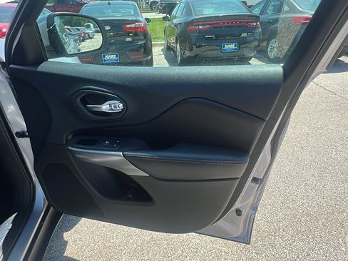 Used 2019 Jeep Cherokee Limited w/ Luxury Group AWD/4WD image 19