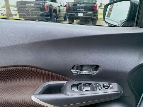 Used 2021 Nissan Kicks SR w/ Interior Electronics Package FWD image 9