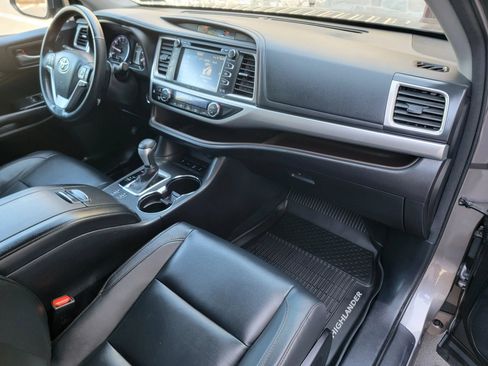 Used 2017 Toyota Highlander XLE AWD/4WD image 18