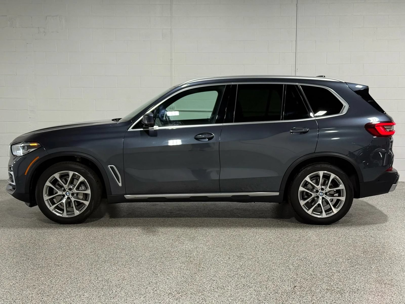 Used 2021 BMW X5 xDrive40i w/ Premium Package 2 AWD/4WD image 3