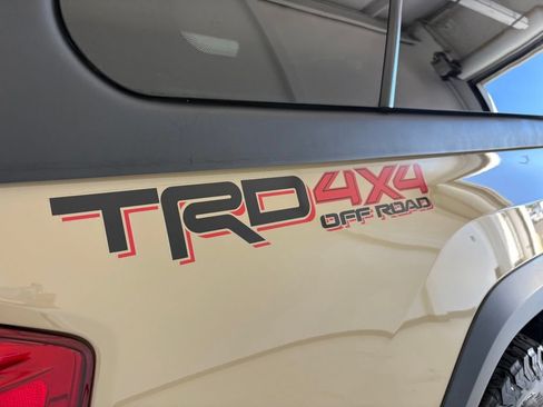 Used 2017 Toyota Tacoma TRD Off-Road w/ Tow Package (A/T) AWD/4WD image 25