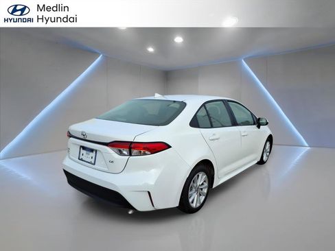 Used 2024 Toyota Corolla LE w/ LE Convenience Package image 3