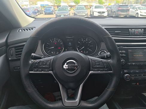 Used 2017 Nissan Rogue SV AWD/4WD image 17