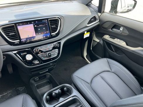 New 2027 Chrysler Pacifica Select w/ Family Tech Group AWD/4WD image 34