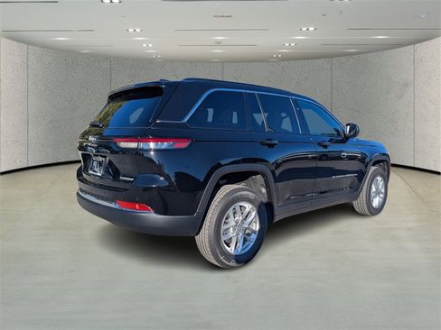 New 2025 Jeep Grand Cherokee Laredo image 4