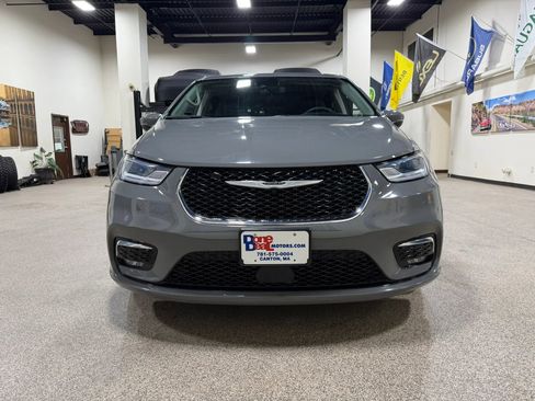 Used 2023 Chrysler Pacifica Touring-L FWD image 2