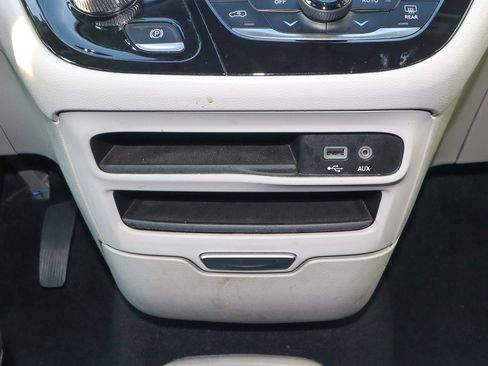 Used 2017 Chrysler Pacifica Touring-L image 21