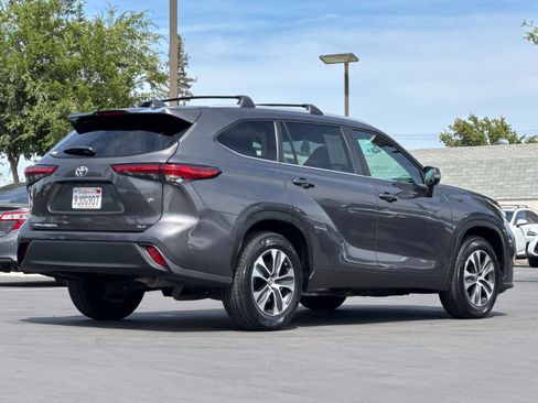 Used 2023 Toyota Highlander XLE FWD image 2