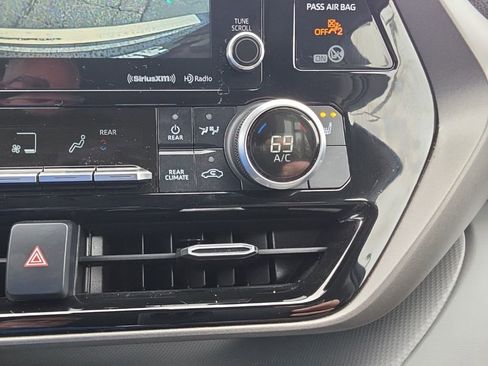 Used 2020 Toyota Highlander XLE AWD/4WD image 18
