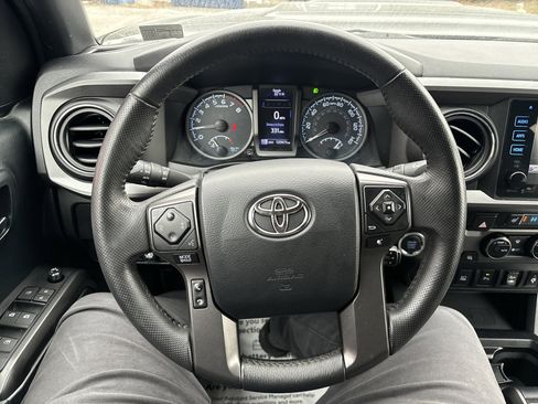 Used 2017 Toyota Tacoma TRD Off-Road image 17