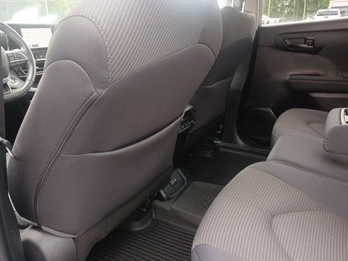Used 2023 Toyota Highlander LE FWD image 12