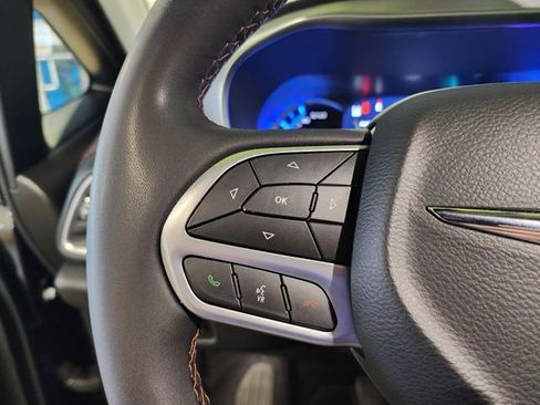 Used 2025 Chrysler Pacifica Pinnacle FWD image 26