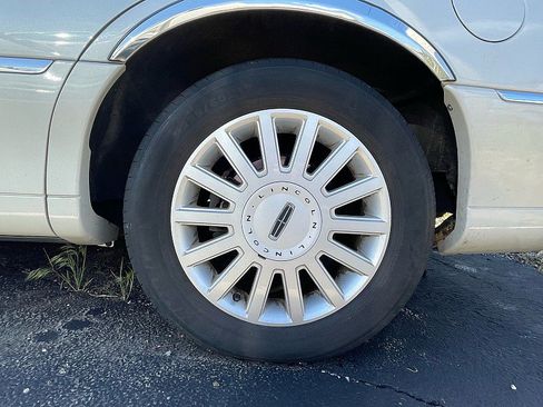 Used 2005 Lincoln Town Car Signature RWD image 8