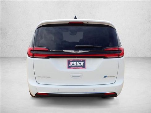 Used 2023 Chrysler Pacifica Touring-L FWD image 3