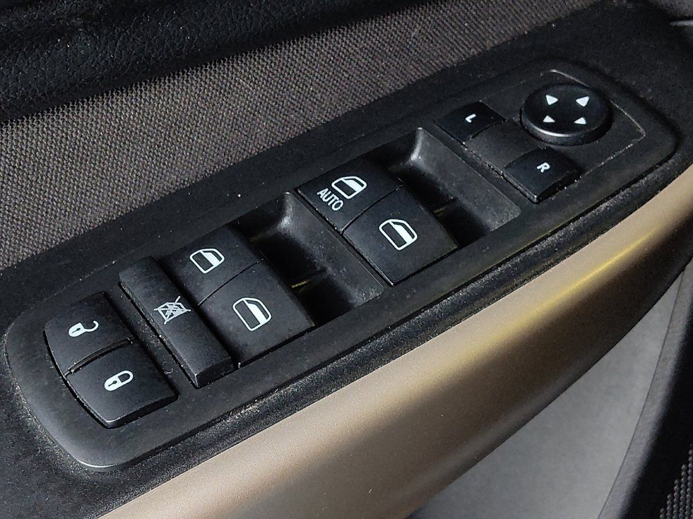 Used 2018 Jeep Cherokee Latitude w/ Altitude Package FWD image 27