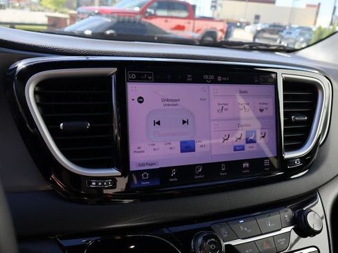 Used 2025 Chrysler Pacifica Select FWD image 32