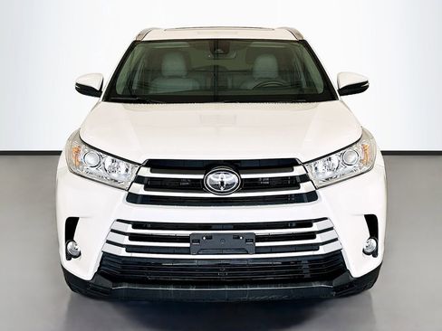 Used 2019 Toyota Highlander XLE FWD image 2