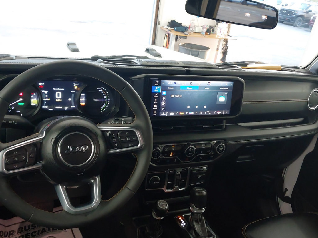 Used 2024 Jeep Wrangler Unlimited Sahara AWD/4WD image 2