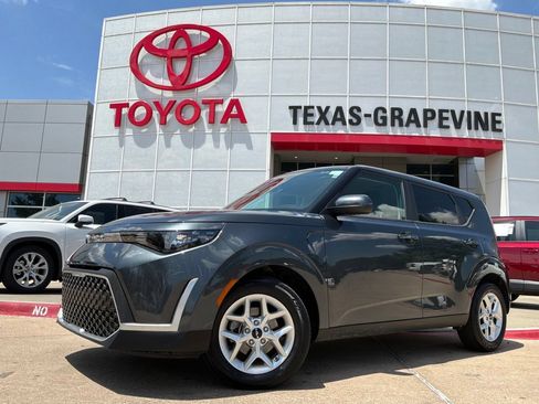 Used 2025 Kia Soul LX w/ LX Technology Package FWD image 2