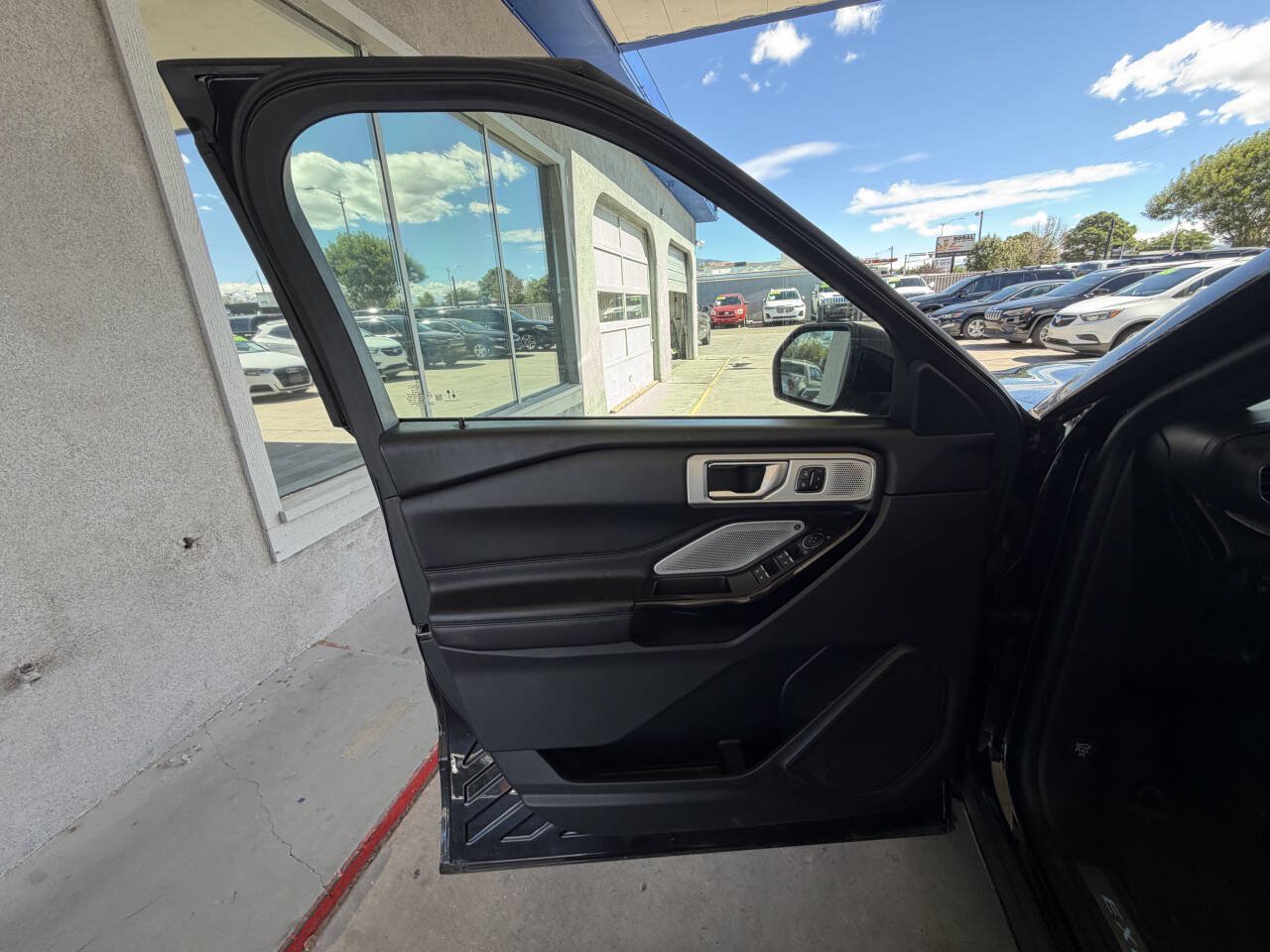 Used 2022 Ford Explorer Platinum w/ Premium Technology Package AWD/4WD image 10