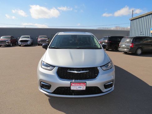 Used 2024 Chrysler Pacifica Limited w/ Trailer Tow Group FWD image 3