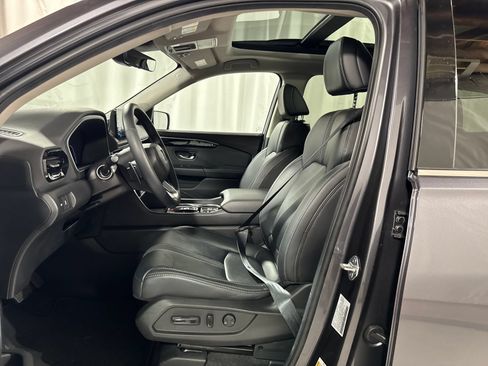 Used 2025 Honda Pilot Touring image 3