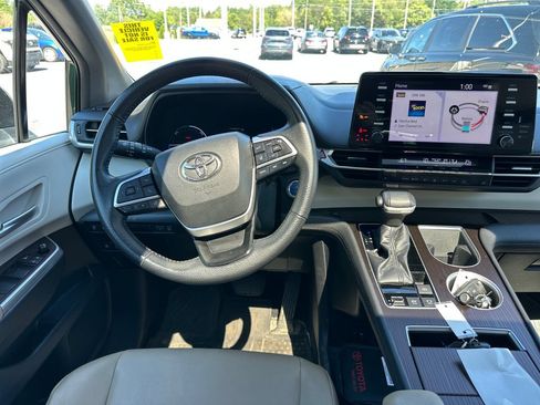 Used 2023 Toyota Sienna XLE AWD/4WD image 13