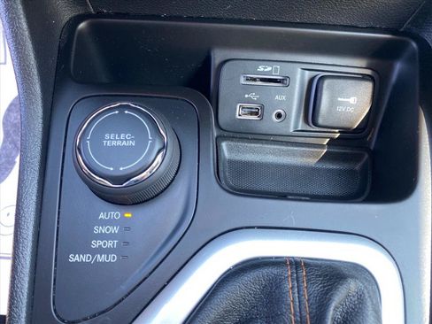 Used 2018 Jeep Cherokee Limited AWD/4WD image 13