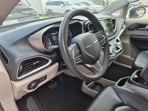 Used 2023 Chrysler Pacifica Touring-L FWD image 7