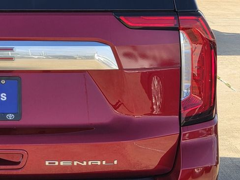 Used 2021 GMC Yukon XL Denali w/ Denali Premium Package AWD/4WD image 9