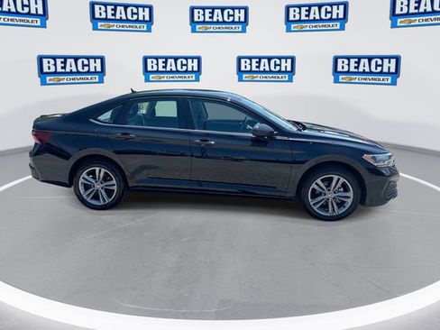 Used 2024 Volkswagen Jetta SE FWD image 9