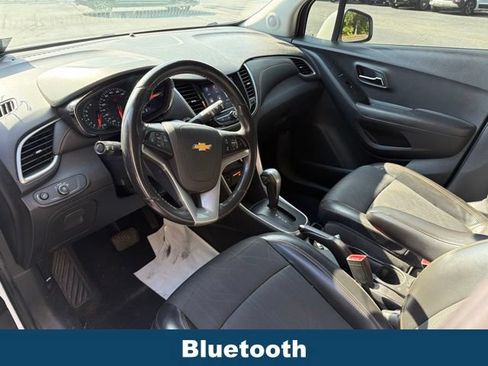 Used 2020 Chevrolet Trax LT w/ LT Convenience Package FWD image 4