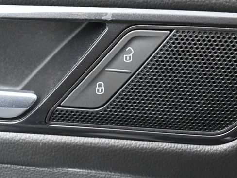 Used 2022 Volkswagen Tiguan SE image 14